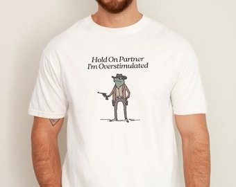 Festhalten auf Partner Im Overstimulated Shirt Männer Cowboy Frosch Shirt Unhinged TShirt Weirdcore Kleidung Gen Z Shirt Unisex lustig Komfort Farben T-Shirt