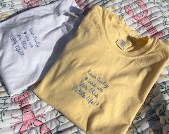 Camiseta bordada inspiradora con colores cómodos "Qué suerte tenemos con esta pequeña vida"
