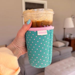Grönt & rosa prickigt mönstrat iskaffekopp med dryckeshylsa