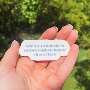 She&#39;s a 10 But In Love With Fictional Characters Reading Sticker Romantasy BookTok Stickers Bookish Stickers Funny Gift For Reader Gifts
