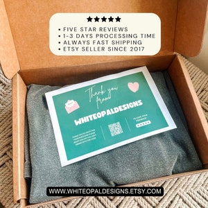 Pu&ograve; includere: Una scatola di cartone contenente un capo grigio piegato, un biglietto di ringraziamento con la scritta "Thank you from WHITEOPALDESIGNS" e un elenco di recensioni del negozio. L'URL Etsy del negozio &egrave; visibile in basso.