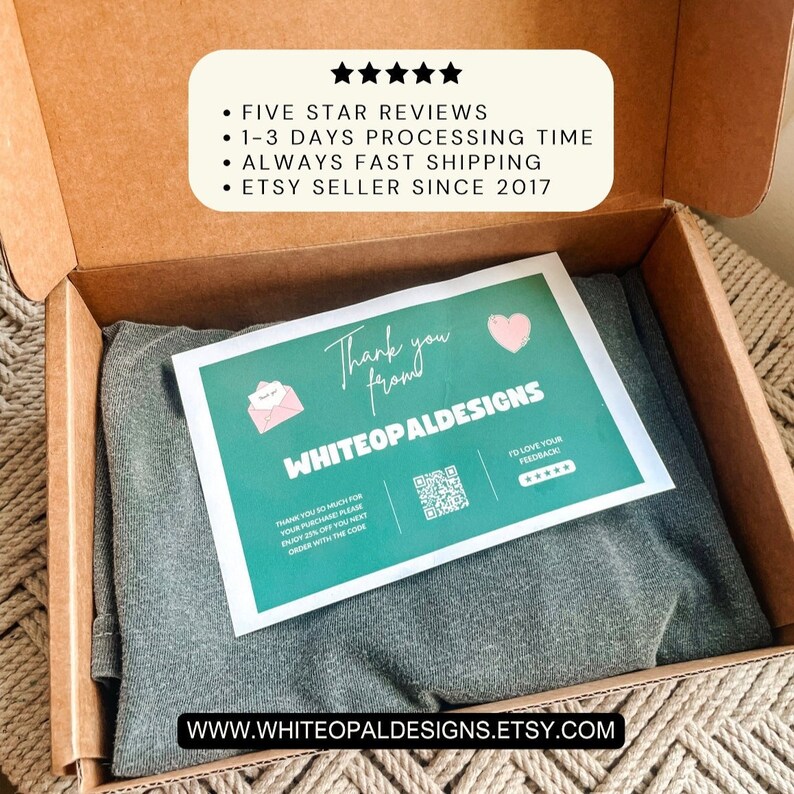 Pu&ograve; includere: Una scatola di cartone contenente un capo grigio piegato, un biglietto di ringraziamento con la scritta "Thank you from WHITEOPALDESIGNS" e un elenco di recensioni del negozio. L'URL Etsy del negozio &egrave; visibile in basso.
