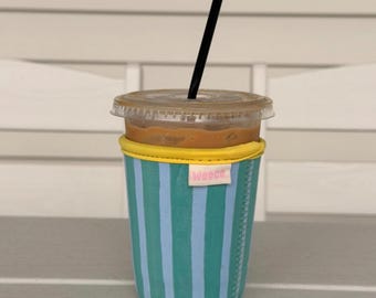 Funda para vaso de café helado con estampado de rayas playeras azules y verdes