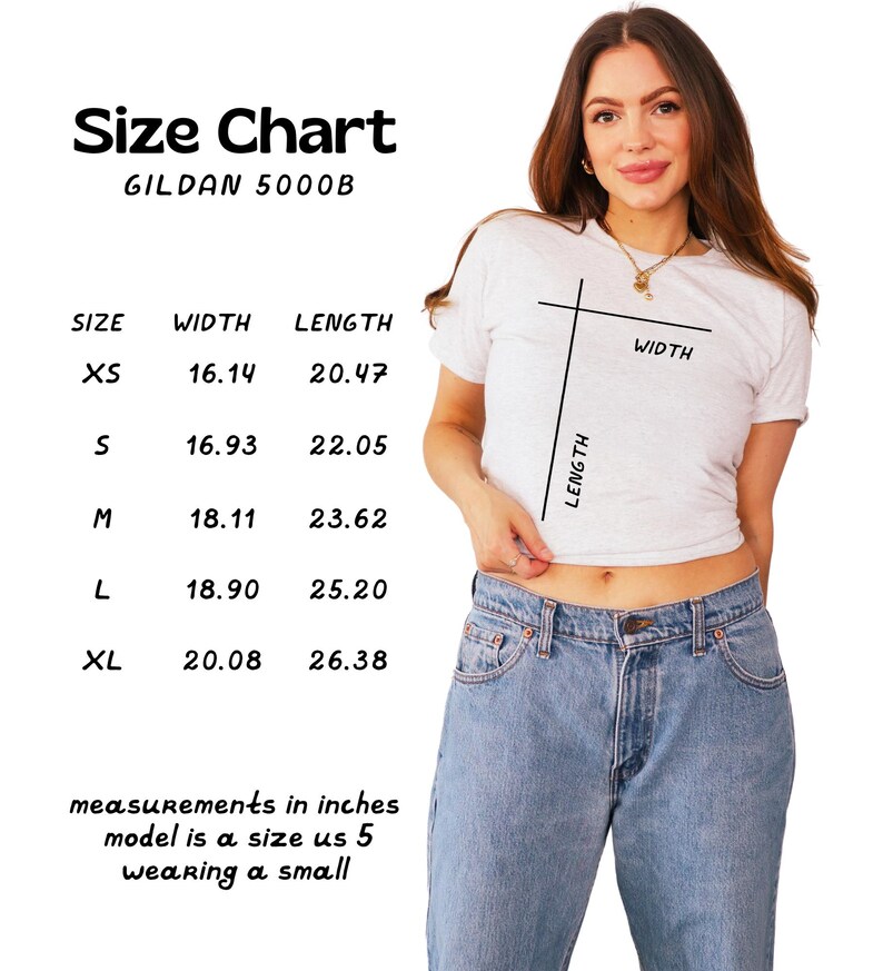 K&ouml;nnte beinhalten: Gr&ouml;&szlig;entabelle f&uuml;r Gildan 5000B T-Shirts, mit Ma&szlig;en in Zoll f&uuml;r Breite und L&auml;nge in den Gr&ouml;&szlig;en XS, S, M, L und XL. Die Tabelle zeigt ein Model, das eine Gr&ouml;&szlig;e S tr&auml;gt.