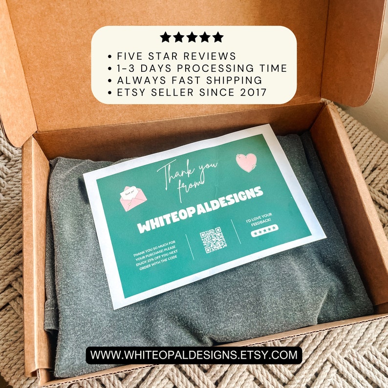 Puede incluir: Una caja de cart&oacute;n marr&oacute;n con una tarjeta de agradecimiento verde y blanca en su interior. La tarjeta tiene un gato blanco con un coraz&oacute;n rosa y el texto "Gracias de parte de WHITEOPALDESIGNS". La caja est&aacute; sobre una superficie tejida blanca y marr&oacute;n.