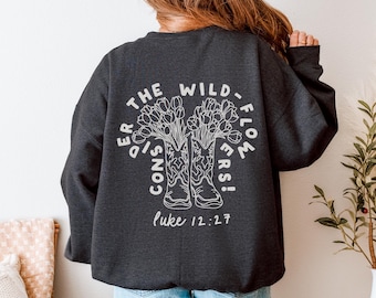 Considérez l'impression dans le dos du sweat-shirt Fleurs sauvages Considérez comment les fleurs sauvages poussent Adoration des écritures chrétiennes Luc 12:27 Cowgirl Crew