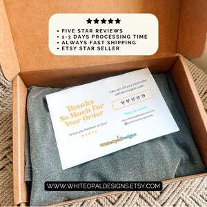 Peut inclure: Une bo&icirc;te en carton marron contenant un t-shirt gris. La bo&icirc;te comprend une note de remerciement avec le texte "Merci beaucoup pour votre commande" et une offre de code de r&eacute;duction. La note comprend &eacute;galement l'adresse du site Web "www.whitespaldesigns.etsy.com".