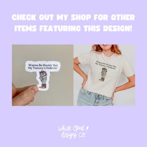 K&ouml;nnte beinhalten: Ein wei&szlig;es T-Shirt mit einem Cartoon-Frosch, der einen Cowboyhut tr&auml;gt und den Text "Wanna Be Hootin' But My Tummy's Hollerin'". Das Shirt wird von einem Model getragen, das blaue Jeans tr&auml;gt. Ein Aufkleber mit dem gleichen Design ist ebenfalls im Bild zu sehen.