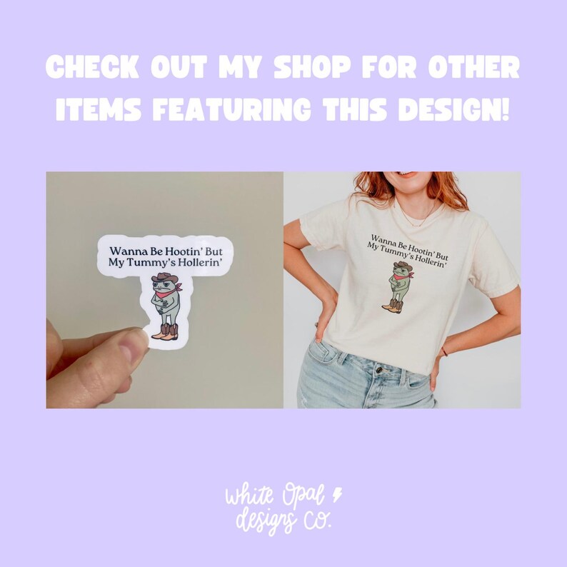 K&ouml;nnte beinhalten: Ein wei&szlig;es T-Shirt mit einem Cartoon-Frosch, der einen Cowboyhut tr&auml;gt und den Text "Wanna Be Hootin' But My Tummy's Hollerin'". Das Shirt wird von einem Model getragen, das blaue Jeans tr&auml;gt. Ein Aufkleber mit dem gleichen Design ist ebenfalls im Bild zu sehen.
