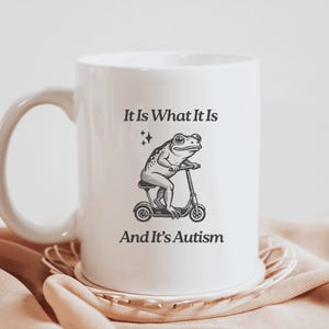 It is What It Is and It&#39;s Autism Mug Funny Frog Mug Unhinged Gifts Autism Gen Z Meme Funny Dumb Coffee Mug Weirdcore Stupid Ceramic Mug