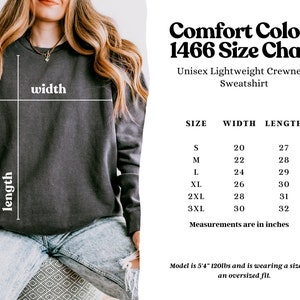 Puede incluir: Tabla de tallas para una sudadera de cuello redondo ligera unisex en varios tama&ntilde;os de la S a la 3XL. La tabla muestra las medidas de ancho y largo en pulgadas para cada talla. La modelo lleva una sudadera talla L.