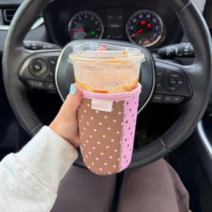 Rosa & brunt prickigt mönstrat iskaffekopp med dryckeshylsa