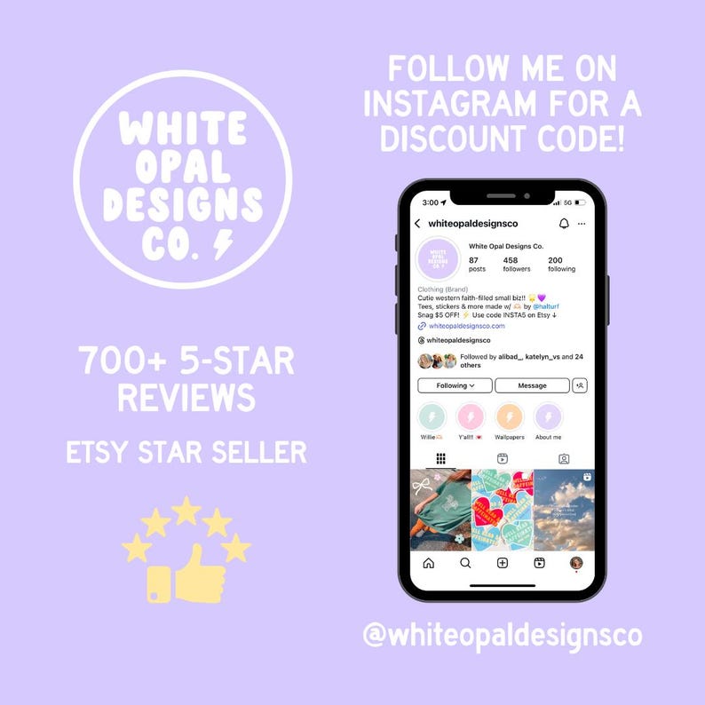 K&ouml;nnte beinhalten: Ein helllila Grafik mit dem Text "WHITE OPAL DESIGNS CO." in einem wei&szlig;en Kreis. Das Bild enth&auml;lt auch ein Telefon, das ein Instagram-Profil anzeigt, den Text "700+ 5-STAR REVIEWS" und "ETSY STAR SELLER."