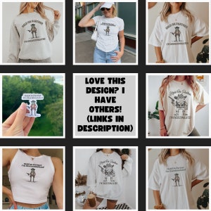 K&ouml;nnte beinhalten: Verschiedene Kleidungsst&uuml;cke mit einem Cartoon-Cowboy und dem Text "Hold On Partner I'm Overstimulated." Die Kollektion umfasst T-Shirts, ein Sweatshirt und ein Tanktop. Ein Aufkleber mit dem gleichen Design ist ebenfalls abgebildet.