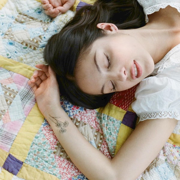 Temporäre Tattoos – Daisy Chain Fields Kollektion von Olivia Rodrigo