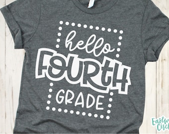 Könnte beinhalten: Ein dunkelgraues T-Shirt mit weißem Text, der "hello fourth grade" innerhalb eines weißen gepunkteten Quadrats lautet.