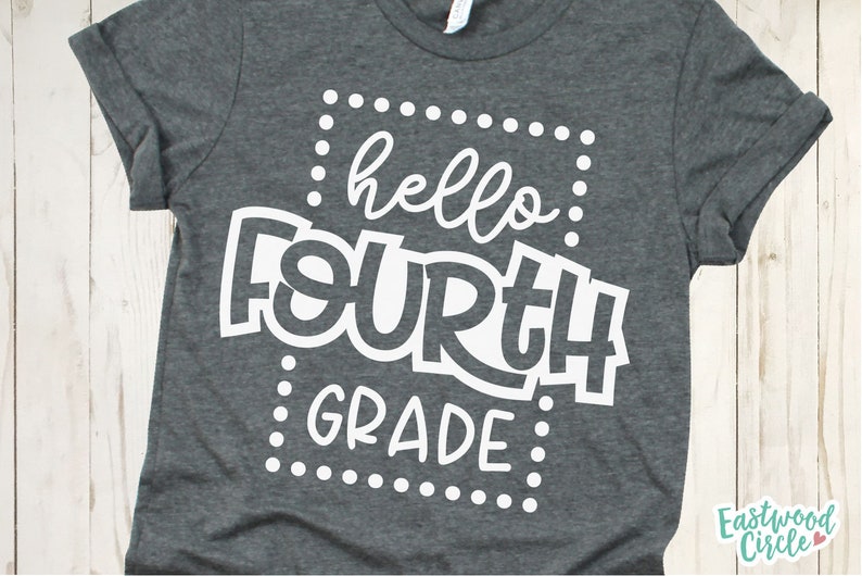 Puede incluir: Una camiseta gris oscura con texto blanco que dice "hello fourth grade" dentro de un cuadrado blanco punteado.