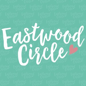 Op de afbeelding: Witte tekst op een turquoise achtergrond luidt "Eastwood Circle" met een roze hart rechts van de tekst. De achtergrond is een herhalend patroon van de tekst "Eastwood Circle" in een kleiner lettertype.