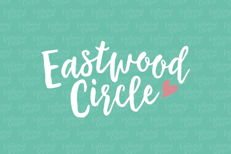 Op de afbeelding: Witte tekst op een turquoise achtergrond luidt "Eastwood Circle" met een roze hart rechts van de tekst. De achtergrond is een herhalend patroon van de tekst "Eastwood Circle" in een kleiner lettertype.