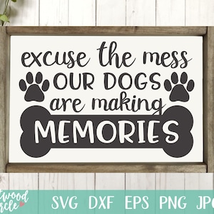 以下が含まれることがあります： 茶色の枠が付いた白い看板に、黒い文字で「excuse the mess our dogs are making memories」と書かれています。テキストは2つの黒い足跡で囲まれています。