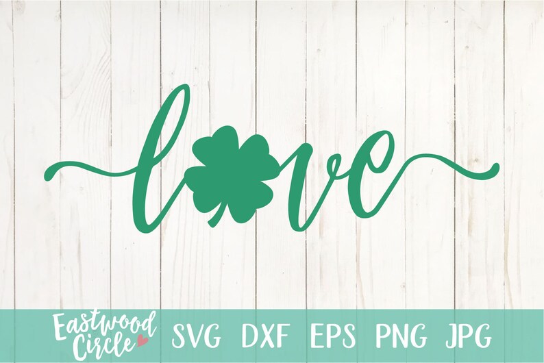 Puede incluir: Un tr&eacute;bol verde con la palabra "love" escrita en cursiva. El dise&ntilde;o est&aacute; sobre un fondo de madera blanca.
