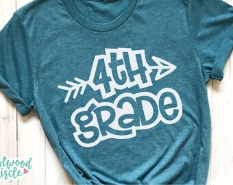 Peut inclure: Un t-shirt bleu sarcelle avec du texte blanc qui dit "4th Grade" avec une flèche pointant vers la droite.