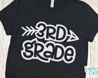 Pode incluir: Camiseta preta com texto branco que diz "3rd Grade" com setas de cada lado do número.