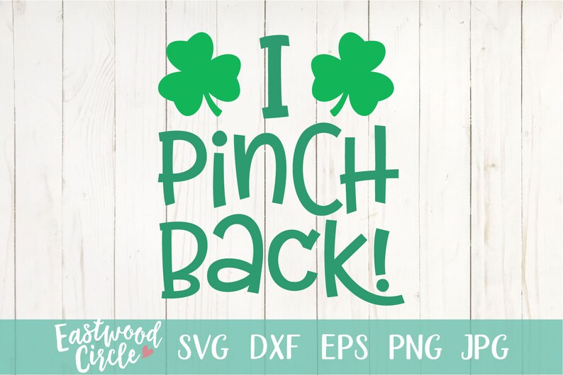 Puede incluir: Dise&ntilde;o de tr&eacute;bol verde con el texto "I Pinch Back!" sobre un fondo de madera blanca.