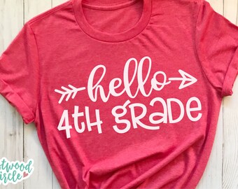 Könnte beinhalten: Ein rotes T-Shirt mit weißem Text, auf dem "hello 4th grade" steht, mit Pfeilen auf beiden Seiten des Wortes "hello".