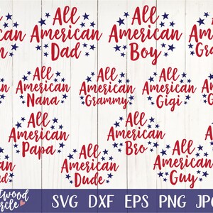 Puede incluir: Una colecci&oacute;n de dise&ntilde;os de texto rojo y azul sobre un fondo de madera blanca. Cada dise&ntilde;o presenta las palabras "All American" sobre t&eacute;rminos familiares como "Mom", "Dad", "Boy" y "Grandma", rodeados de estrellas azules.