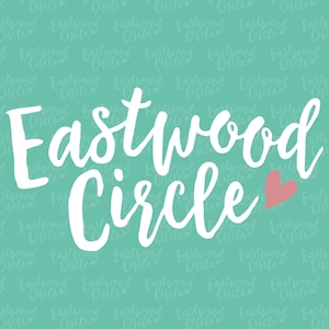 Pu&ograve; includere: Testo bianco su sfondo turchese che recita "Eastwood Circle" con un cuore rosa a destra del testo. Lo sfondo &egrave; un motivo ripetuto del testo "Eastwood Circle" in un carattere pi&ugrave; piccolo.