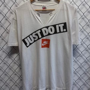 Camiseta vintage de los 90 Nike con etiqueta plateada y cuello en V, talla XL. imagen 1