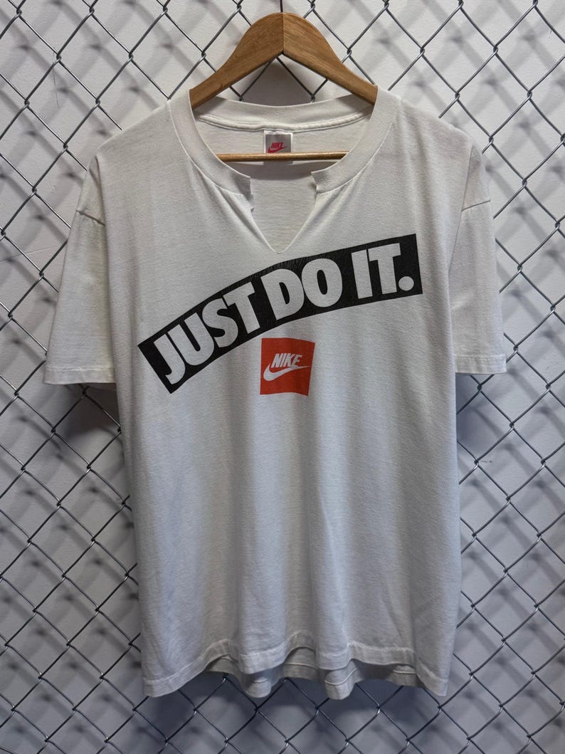 Camiseta vintage de los 90 Nike con etiqueta plateada y cuello en V, talla XL. imagen 1