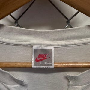 Camiseta vintage de los 90 Nike con etiqueta plateada y cuello en V, talla XL. imagen 2
