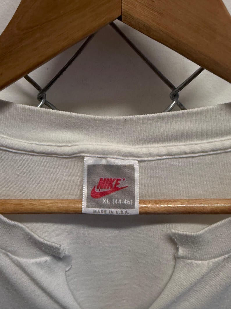Camiseta vintage de los 90 Nike con etiqueta plateada y cuello en V, talla XL. imagen 2