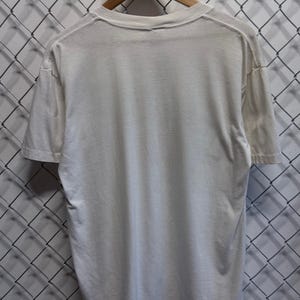 Camiseta vintage de los 90 Nike con etiqueta plateada y cuello en V, talla XL. imagen 3