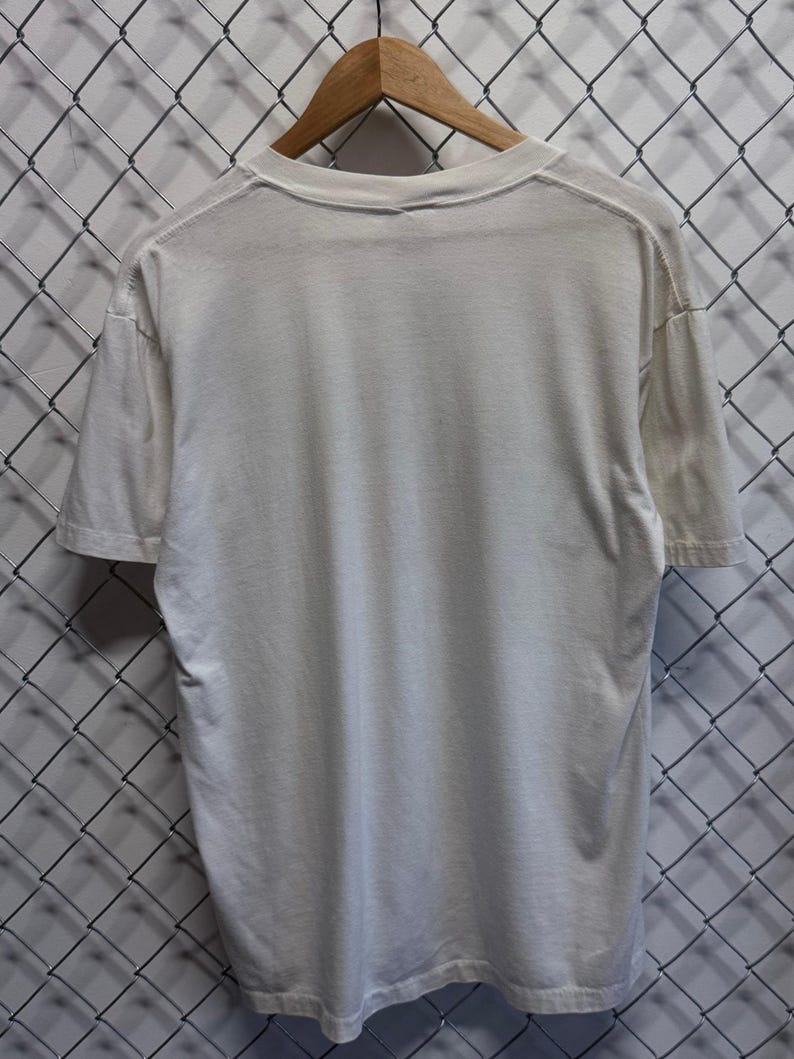 Camiseta vintage de los 90 Nike con etiqueta plateada y cuello en V, talla XL. imagen 3