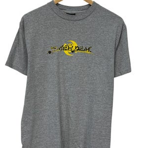 Camiseta gráfica con el logotipo de la compañía de patinetas New Deal de los años 90, talla mediana