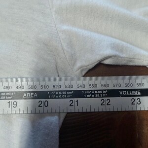 Camiseta vintage de los 90 Nike con etiqueta plateada y cuello en V, talla XL. imagen 5