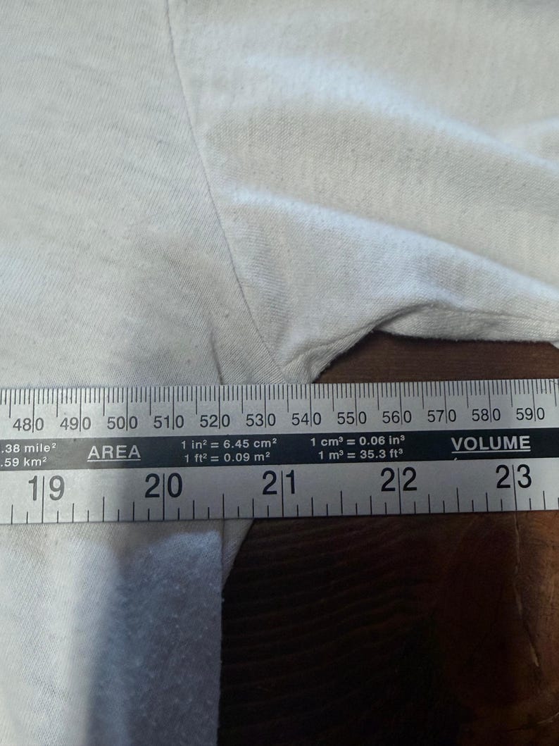 Camiseta vintage de los 90 Nike con etiqueta plateada y cuello en V, talla XL. imagen 5