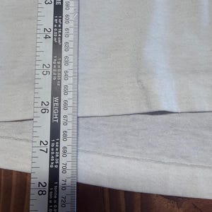 Camiseta vintage de los 90 Nike con etiqueta plateada y cuello en V, talla XL. imagen 4