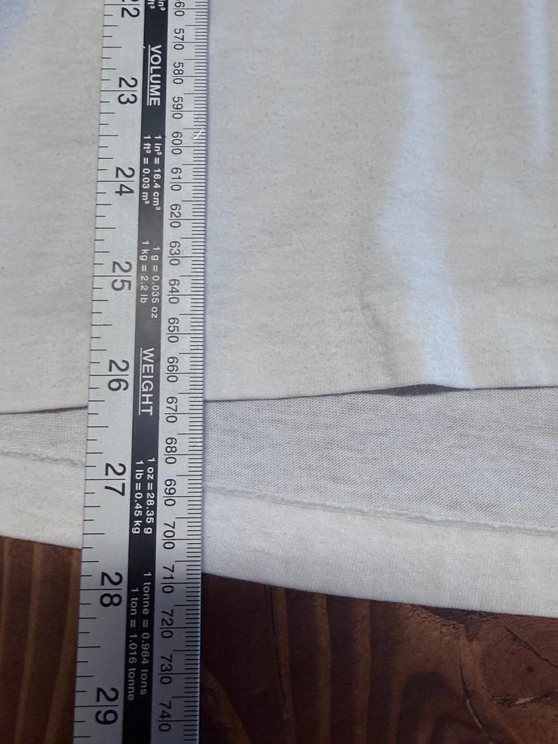 Camiseta vintage de los 90 Nike con etiqueta plateada y cuello en V, talla XL. imagen 4