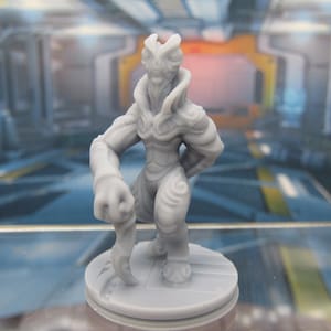 Elder Alien Leader Mini Miniature Scatter Terrain Scenery 3D Printed Model 28/32mm Scale Sci Fi Science Fiction RPG Tabletop Gaming