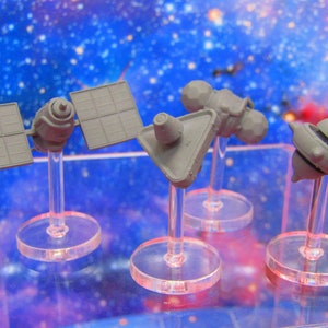 4 Piece Space Beacons and Satellite Markers Starfinder Fleet Scale Starship Mini Miniature Model Spaceship Game Piece + Flight Stand