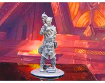 Könnte beinhalten: Eine graue 3D-gedruckte Miniatur einer Person, die eine Flasche hält. Die Person trägt einen langen Mantel mit einem Gürtel und hat ein Buch und andere Gegenstände an ihrem Gürtel befestigt. Die Miniatur steht auf einem runden Sockel.