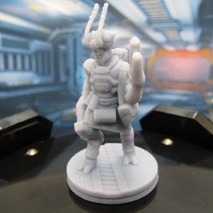 Alien Insectoid Scout Mini Miniature Scatter Terrain Scenery 3D Printed Model 28/32mm Scale Sci Fi Science Fiction RPG Tabletop Gaming