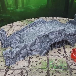 Ruined Stone Bridge Scatter Terrain Scenery 28mm Dungeons & Dragons 3D Printed Mini Miniature Model Tabletop War Gaming Wilds of Wintertide Bild 1