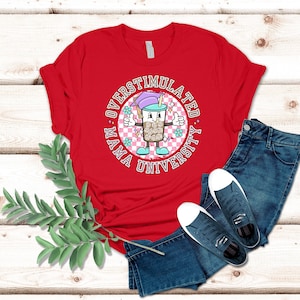 Camisa sobreestimulada de Mama University, mamá ocupada, ocupada haciendo cosas de mamá, haciendo cosas de mamá