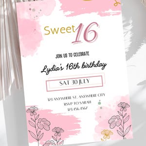 以下が含まれることがあります： 水彩デザインのSweet 16誕生日招待状。「Sweet 16」の文字が金色とピンク色で、名前「Lydia」と日付「SAT 30 JULY」が記載されています。花のイラストと住所の詳細も含まれています。