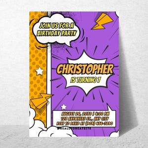 以下が含まれることがあります： コミックブック風の誕生日パーティーの招待状。デザインは、白い星のアクセントと黄色の稲妻がある紫色の背景が特徴です。「誕生日パーティーに参加しましょう」、「クリストファーは7歳になります」、日付、時間、住所、RSVP情報などのテキストが含まれています。
